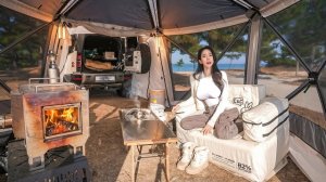 Роскошный кемпинг на пляже рядом с океаном в люксовой палатке. Бушкрафт