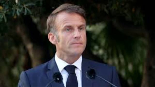 Макрон пришёл на работу в солнцезащитных очках смотреть онлайн