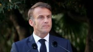 Макрон пришёл на работу в солнцезащитных очках