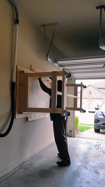 979.Складной стол в гараже