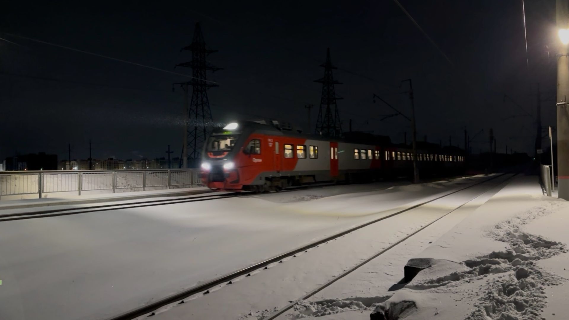 В 4 часа ночи и -15°С! Рельсовый автобус «Орлан» РА3 на перегоне, декабрь 2025 года смотреть онлайн