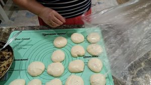 Готовлю пирожки с капустой и грибами.