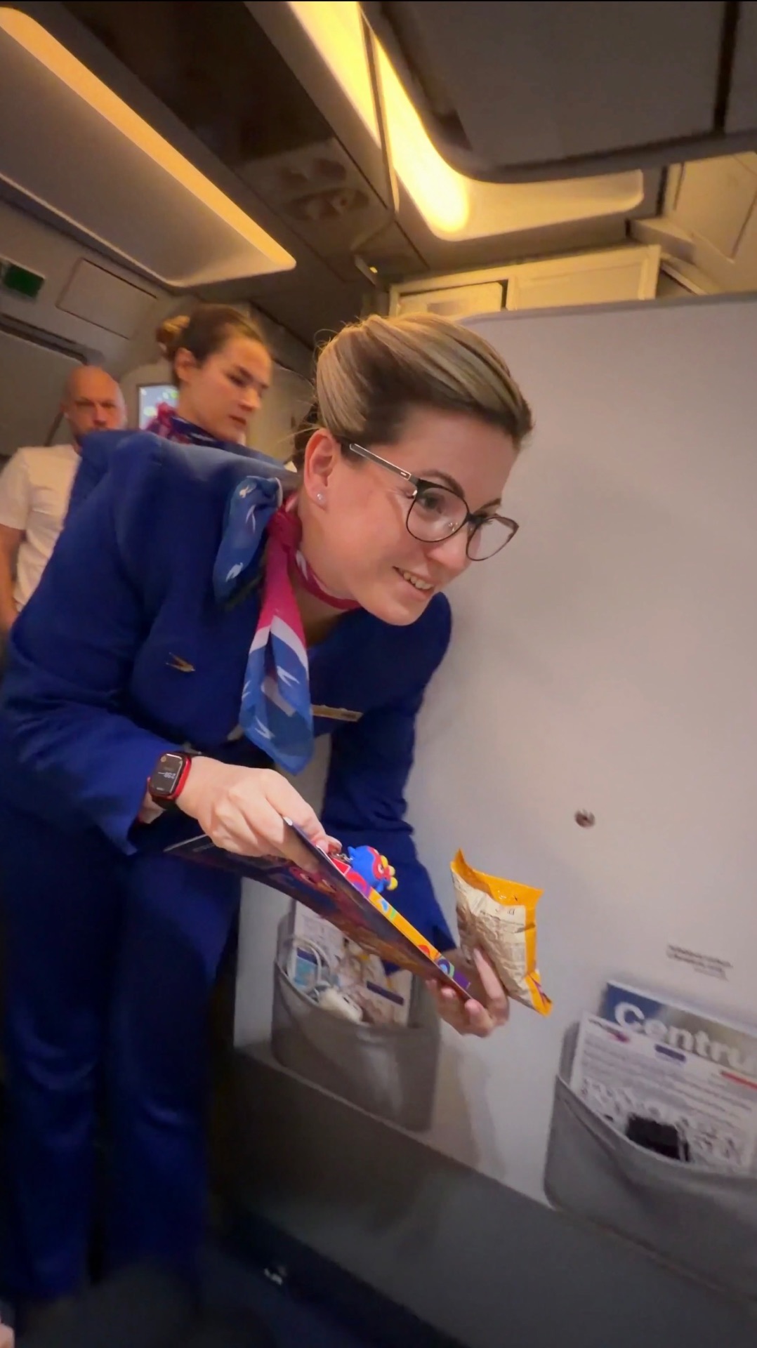 Бортпроводник Дарья раздает детские подарочные наборы Centrum Air на рейсе из Москвы в Ташкент 👋 смотреть онлайн