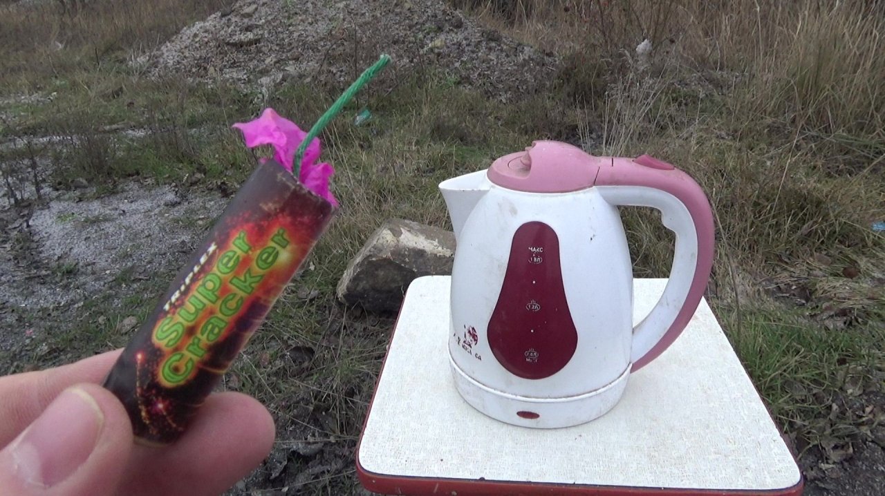 Мощная петарда в электрическом чайнике! Петарда разнесла чайник. смотреть онлайн