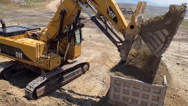 Giant Cat 5090B Front Shovel Excavator Loading Gravel On Trucks - Sotiriadis_Labrianidis Mining смотреть онлайн