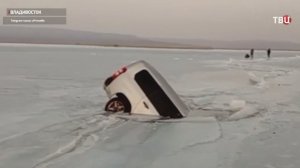 Спасатели в Приморье пытаются вразумить горе-рыбаков, выезжающих на лёд на машинах