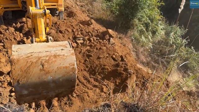 Страшно крутой склон -Строительные работы на горной дороге с использованием экскаватора JCB смотреть онлайн