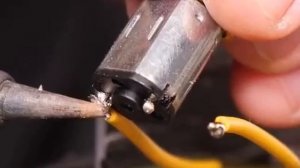 Необычный замок из двух иголок и батарейки.