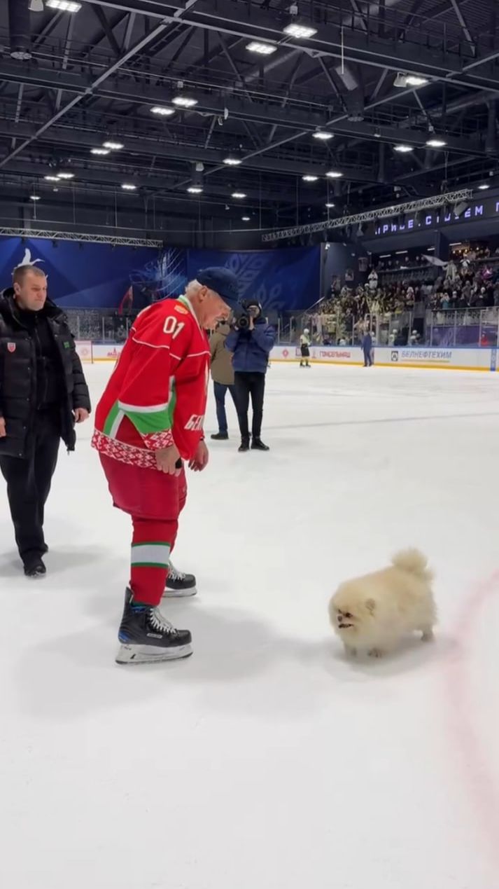 Александр Лукашенко и Умка на льду! Подарки от Президента и самый преданный болельщик смотреть онлайн