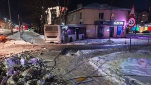 Пассажирский автобус врезался в дом в Великом Новгороде