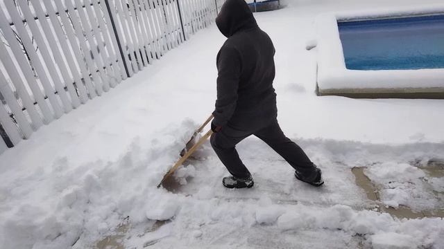 Муж работает бульдозером 