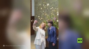 رئيسة الوزراء اليابانية تودع نظيرتها الإيطالية بتنظيم حفل بعيد ميلادها