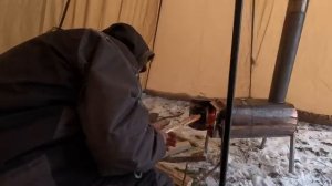 Зимний кемпинг у озера, палатка с отоплением, рыбалка и собака