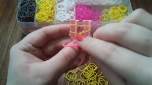 Плетём самый простой браслет из резиночек на рогатке.