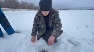 КЛЁВ КАК ИЗ ПУЛЕМЁТА! Зимняя рыбалка на реке — окунь и щука в ударе