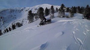 Снегоходы ушли за перевал в ущелье горной реки. Нашли избу.