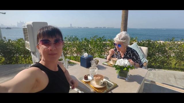 Дубай 4 января 2026. Золотой кофе в отеле Бурдж-аль-Араб. смотреть онлайн