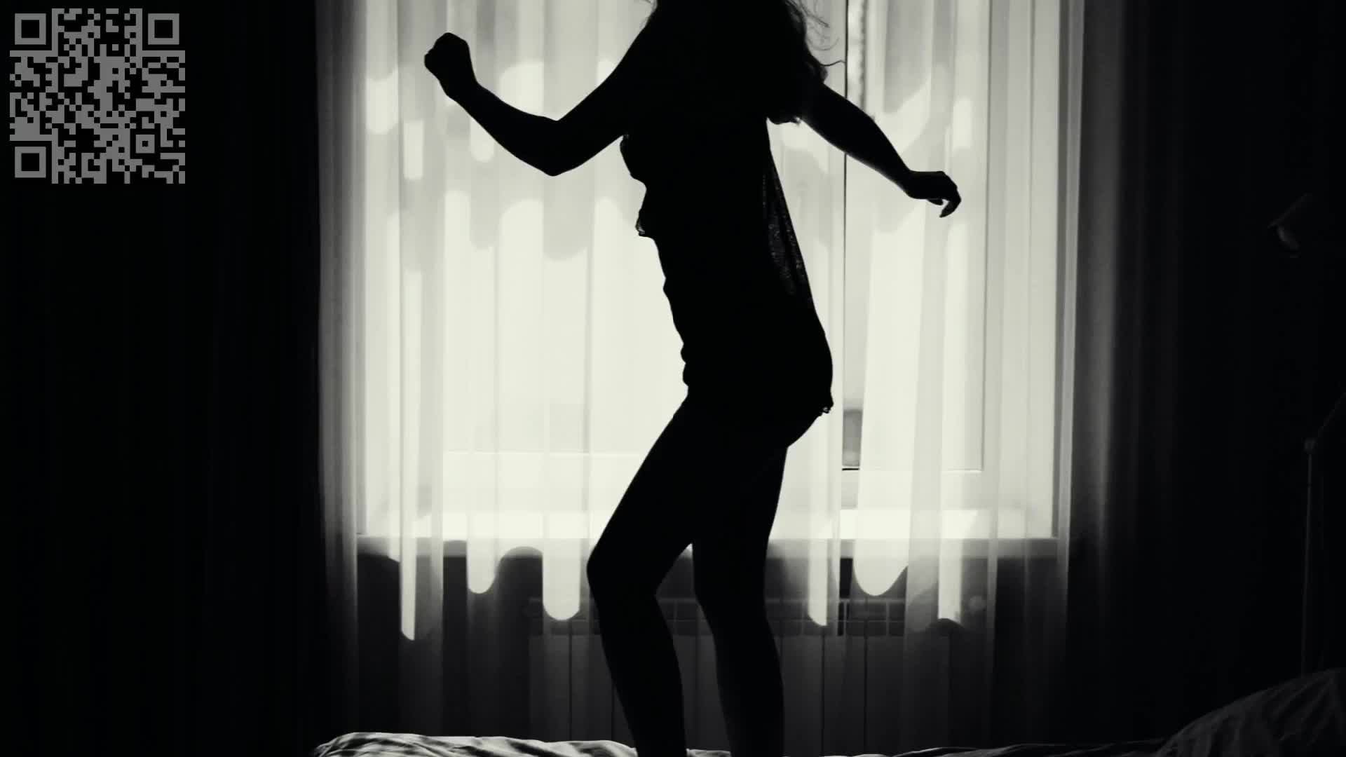 Девушка на кровати, бесится. смотреть онлайн