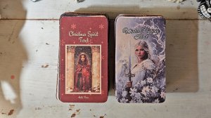 Сравнение Christmas Spirit Tarot и Winter Pastures Tarot  от Хэтти Торн.