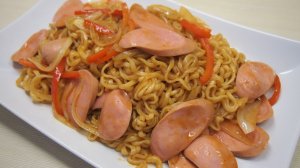 50 оттенков рамёна: выпуск #26 Со Я Поккым рамён (쏘야볶음라면) - рамён с сосисками и овощами.