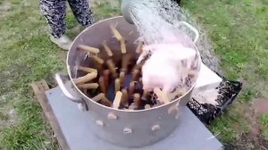 Мужчины разработали уникальное устройство для выщипывания перьев у птиц.