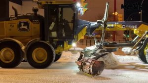 Масштабная операция по уборке снега с использованием 10 грейдеров CAT и Deere