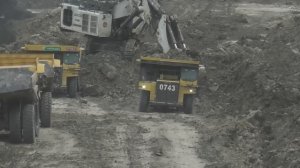 Экскаватор Liebherr R9350 перемещается для продолжения погрузки вскрышных пород