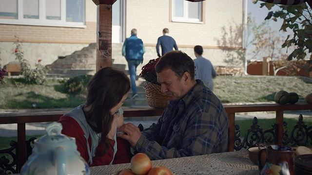 Девушка спасла тонущего в озере сына врача рассекла себе руку смотреть онлайн