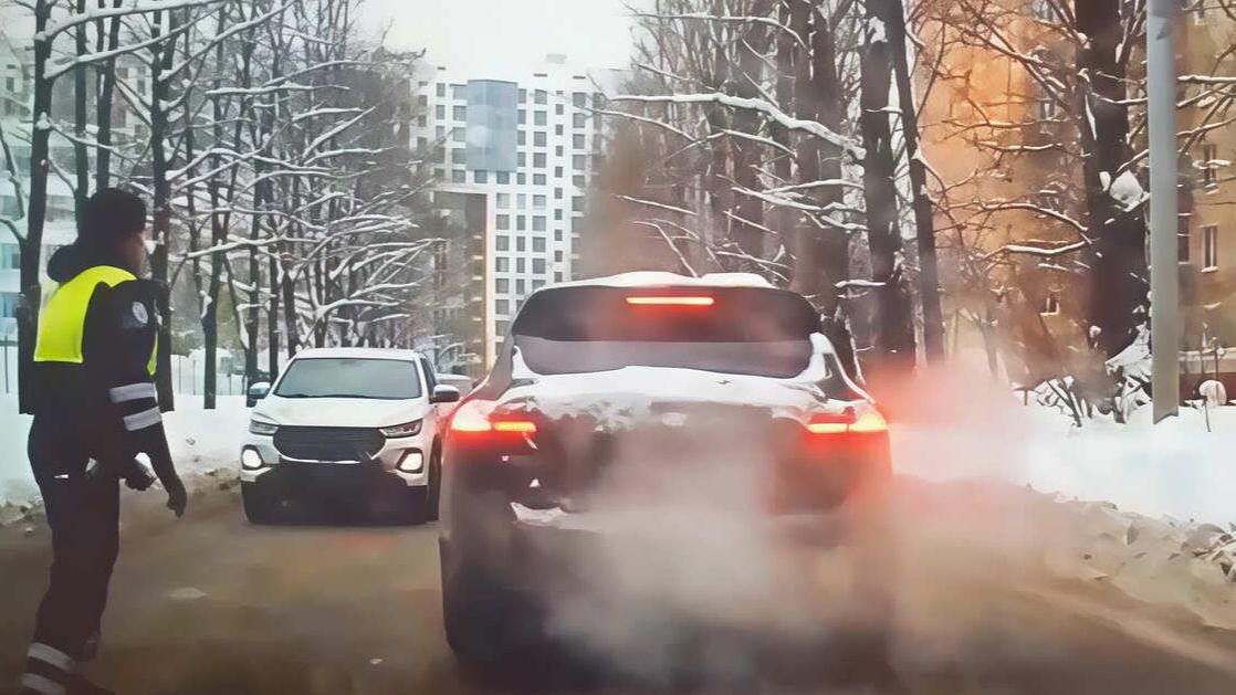 Кадры задержания водителя Porsche, протаранившего машину ДПС в Балашихе смотреть онлайн