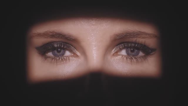 In And Out Of Love - Armin van Buuren feat. Sharon den Adel (Ian Tosel & Arthur M Remix) смотреть онлайн