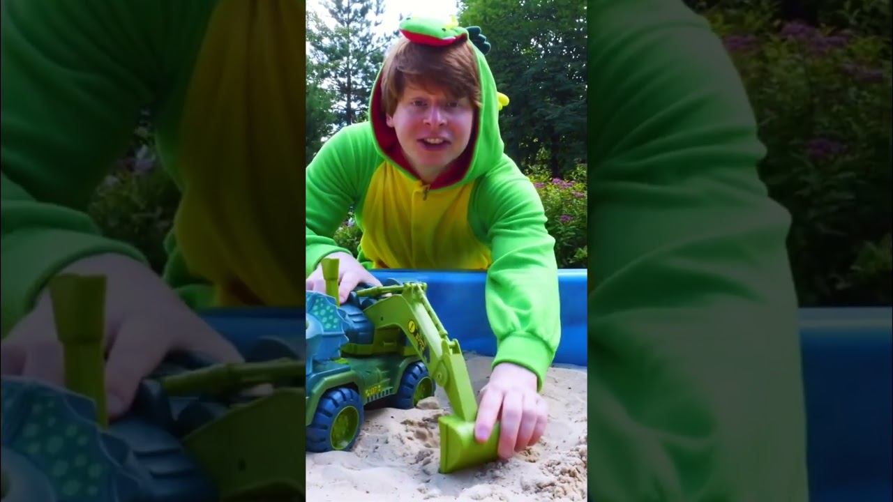 Раскопки в песочнице — что мы нашли? #длядетей #игрушки #песочница смотреть онлайн