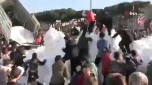 Три самосвала снега в подарок на каникулы для детей в турецком городе Герменджик