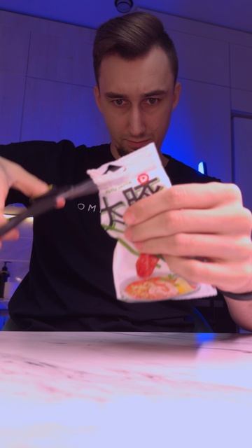 Находка! Вкусные колбаски со вкусом Том Ям #обзореды #снеки #колбаска смотреть онлайн