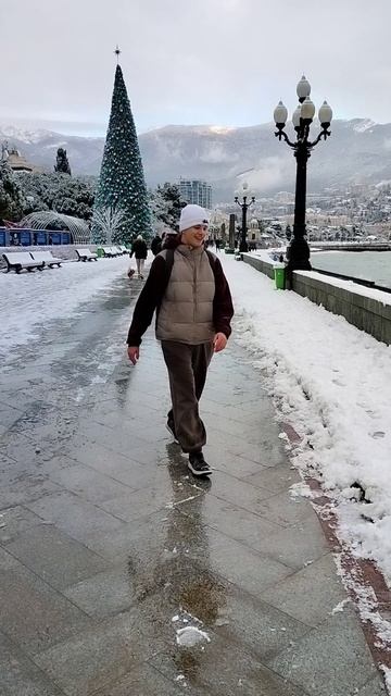 Ялта снежная... Набережная. 16 января 2026 года. смотреть онлайн