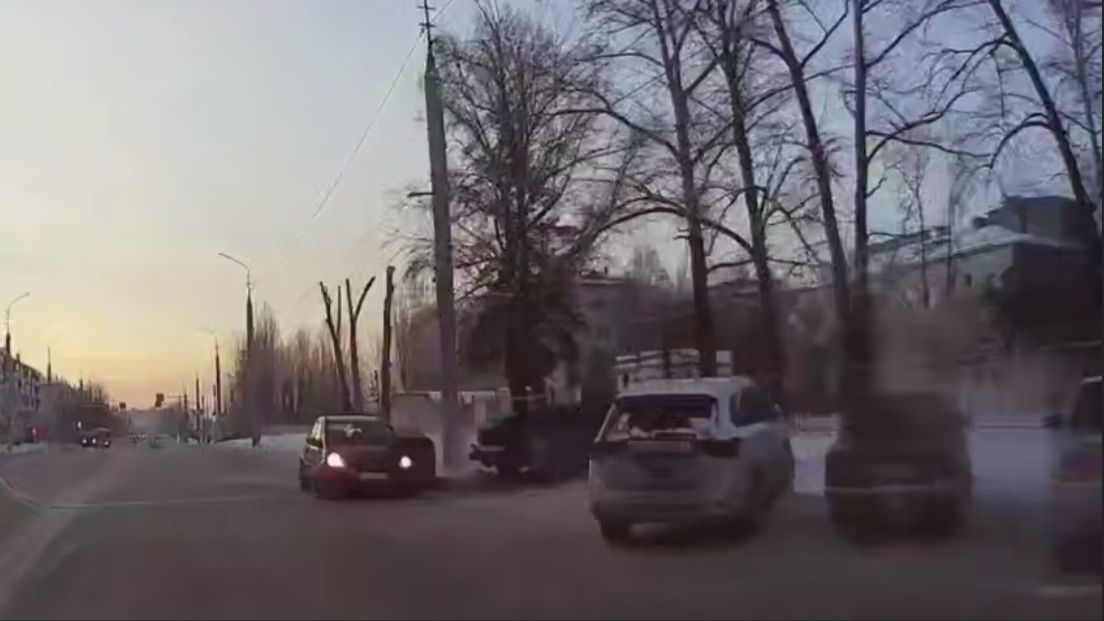 Водитель не справился с управлением автомобиля и влетел в припаркованные машины. смотреть онлайн