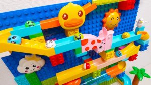 СТРОИМ ГОРКУ НА СТЕНЕ ДЛЯ ЦВЕТНЫХ ШАРИКОВ  КАТАЕМ ШАРИКИ ДЛЯ ДЕТЕЙ ДЕТСКИЙ КАНАЛ ИГРАЛКИ-ЗАЛИПАЛКИ