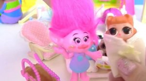 Троль Розочка в качестве няни для малышей