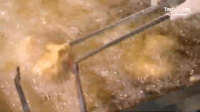 БЕЗУМНЫЙ ПРАЗДНИК ЖАРЕНОГО МЯСА! Жареная гигантская свиная грудинка, хрустящая курица смотреть онлайн