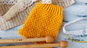 Вместо лицевой глади / простенький фоновый узор / вяжется узор без схемы.