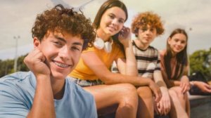 =МОИМ ДРУЗЬЯМ=. Сл. Александр Зенцов муз. Иск.  Инт. Автор видео Нина Рудакова. 25.07.2025.