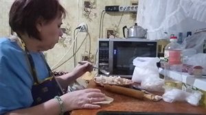 Сыну на дорогу напекла самсы и сосисок в тесте.