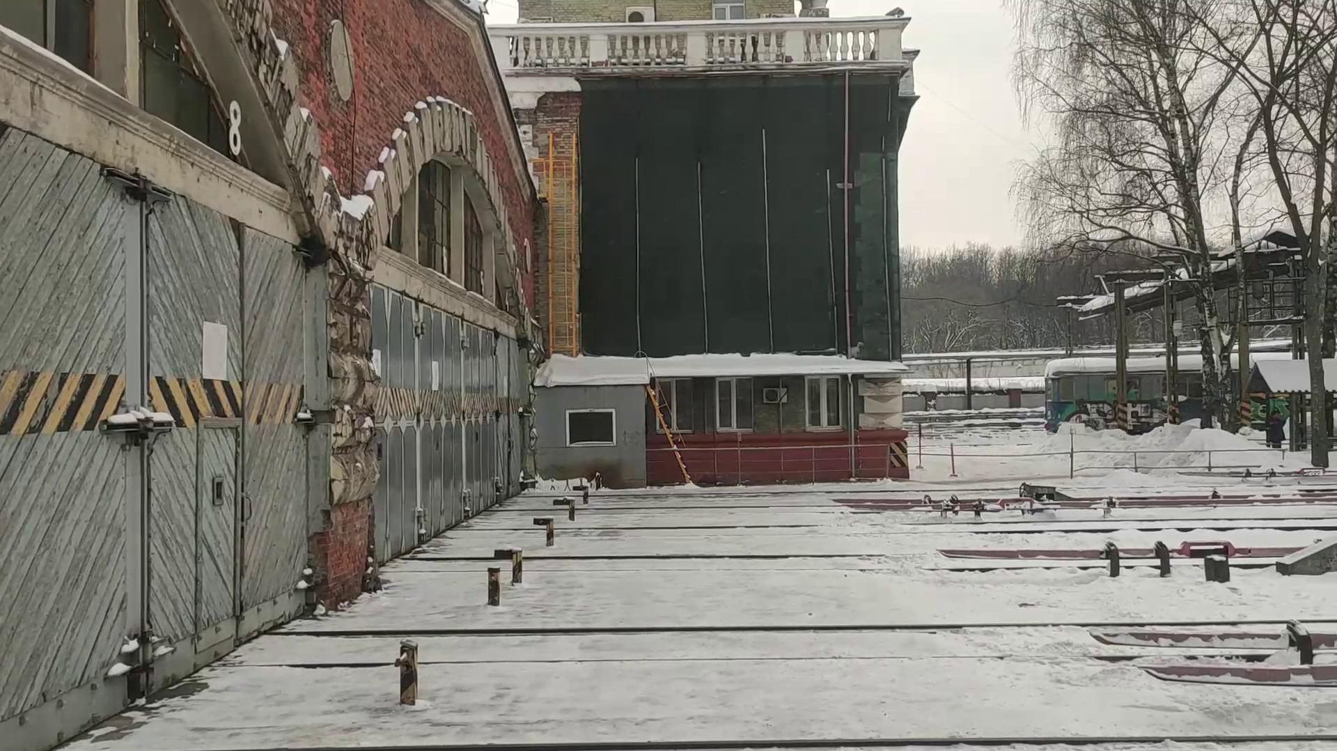 Выезд поезда из электродепо «Измайлово» к станции метро «Партизанская». Январь 2026