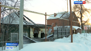 Огонь уничтожил дом двух семей в Бугринском микрорайоне Новосибирска