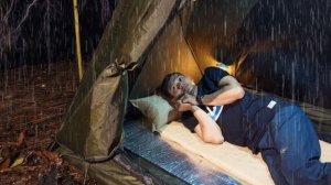 Одиночный кемпинг в сильный дождь, с палаткой и тентом.