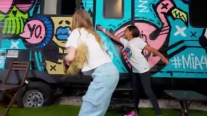 Настя принимает душ с конфет