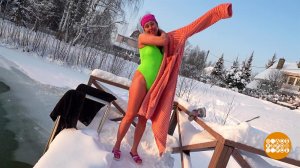 Спасатель объяснила правила погружения в ледяную воду на Крещение