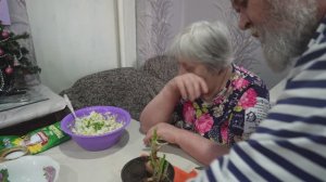 Помогаем всей семьёй маме готовить ПОДВАЛ ИЛЬИЧА дружная семья Салат по-нашему на каждый день