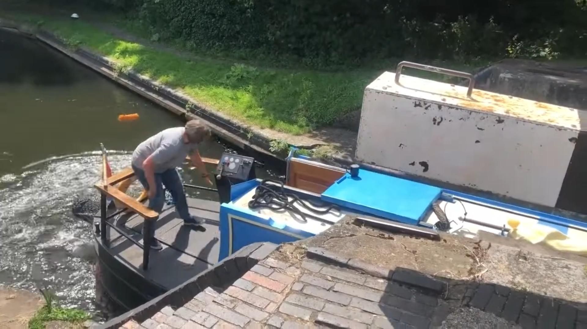 Женщина в одиночку проходит шлюзы вручную открывая и закрывая ворота. смотреть онлайн