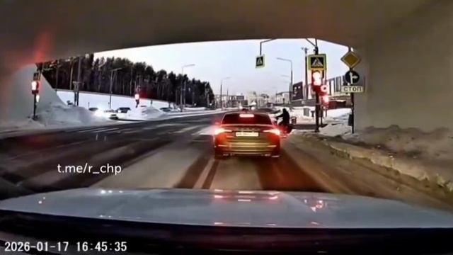 Хулиганы и мерзавцы сбросили с моста кусок льда прямо на авто. В сети пишут, что это произошло... смотреть онлайн