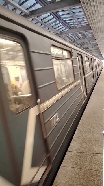 электропоезд 81-717 Номерной, отправляется со станции Технопарк смотреть онлайн